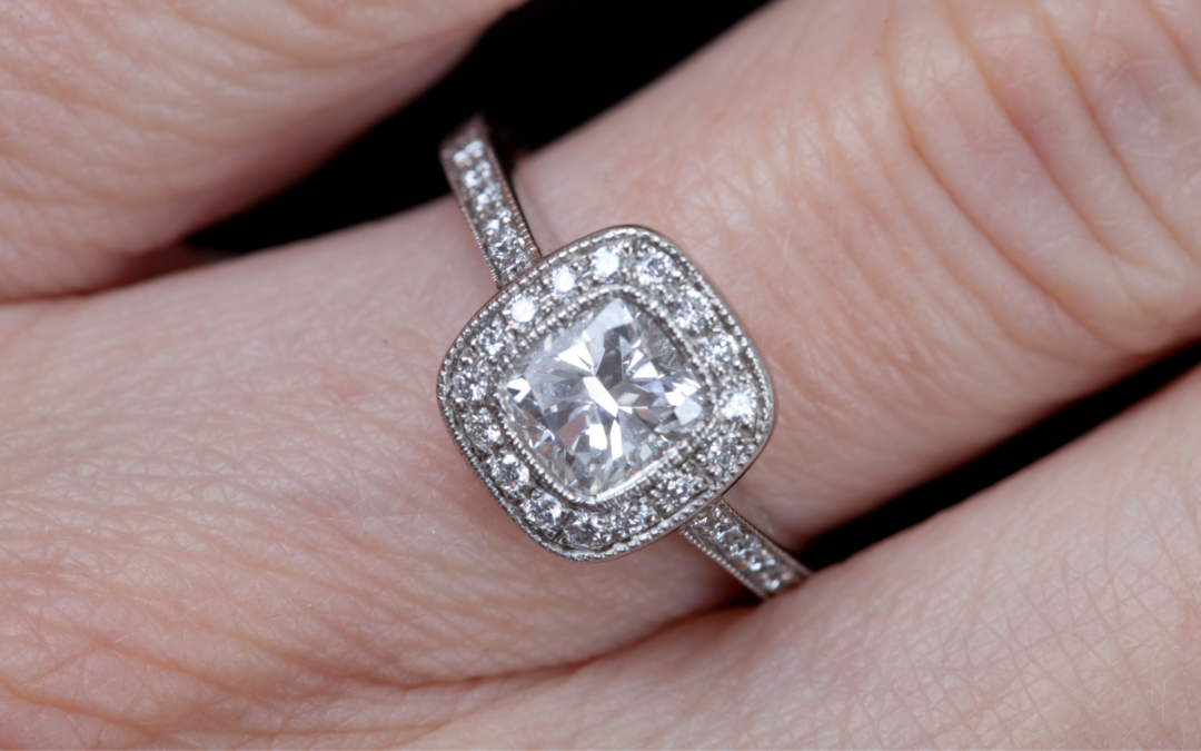 Can A Single Woman Wear A Diamond Ring?